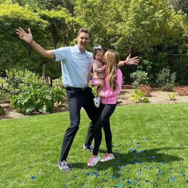 <p> Pau Gasol junto a Catherine en y su hija en el anuncio del embarazo en redes sociales </p>