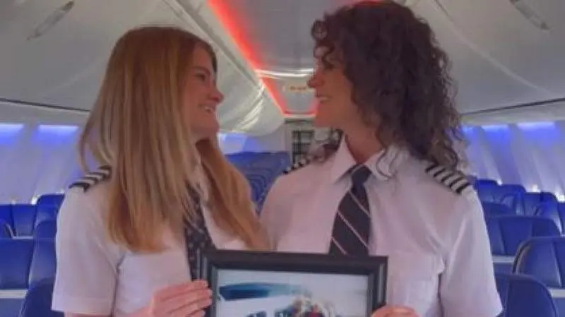 <p> Keely Petitt y Holly Petitt, primera oficial y capitana respectivamente (Hija y madre) - Instagram - southwestair </p>