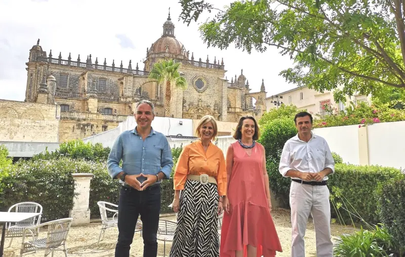 <p> La secretaria general del PP, Cuca Gamarra, y el coordinador general del PP, El&iacute;as Bendodo, participan en un acto en Jerez de la Frontera (C&aacute;diz) - PP-A </p>