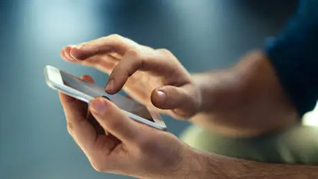 <p> Hombre con un tel&eacute;fono -Archivo </p>