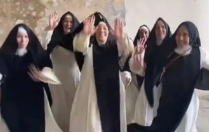 <p> Monjas bailando una canci&oacute;n de Rosal&iacute;a </p>