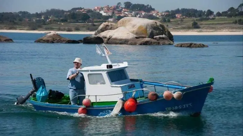 <p> Barco saliendo a faenar en Galicia </p>