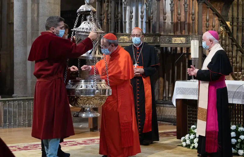 <p> El cardenal Ant&oacute;nio Augusto dos Santos Marto (2i), y el arzobispo de Santiago, Juli&aacute;n Barrio (1d), y el cardenal arzobispo de Barcelona y presidente de la Conferencia Episcopal, Juan Jos&eacute; Omella (2d), en la Catedral de Santiago - C&eacute;sar Arxina - Europa Press </p>