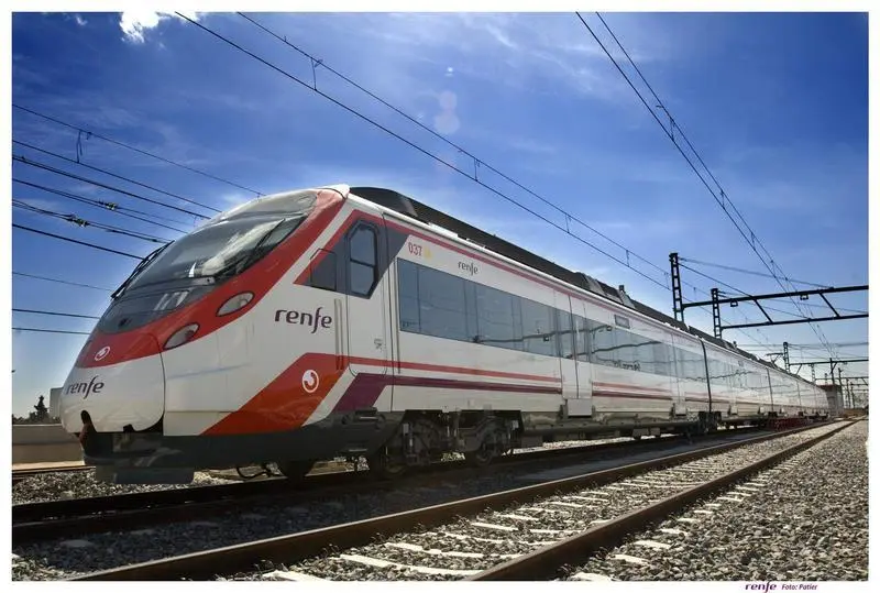 <p> Tren de Cercan&iacute;as de Renfe </p>