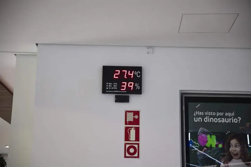 <p> Un term&oacute;metro ambiental marca 27,4 grados en el Centro Comercial Xanad&uacute; </p>
