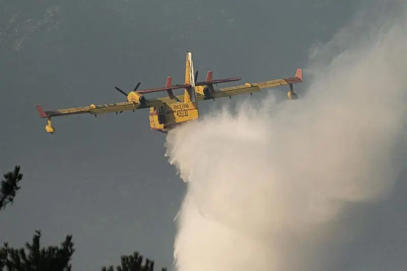 <p> Un avi&oacute;n de extinci&oacute;n de incendios trabaja en la extinci&oacute;n del incendio iniciado en Boiro, a 6 de agosto de 2022 </p>