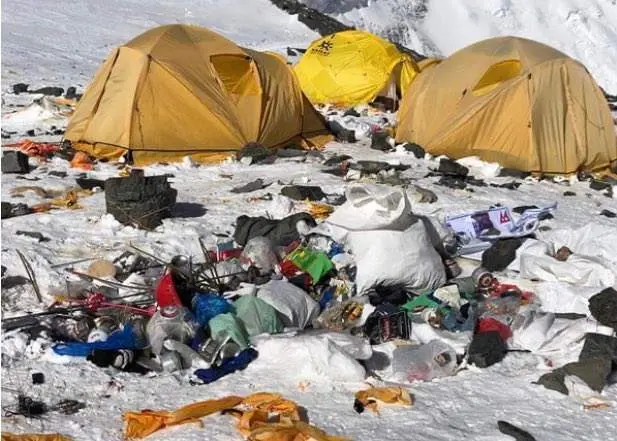 <p> Basura acumulada en el K2. Twitter </p>