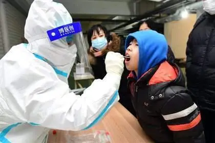 <p> Personal m&eacute;dico realiza una prueba de coronavirus a un ni&ntilde;o en Shijiazhuang, capital de Hebei, noreste de China. - -/TPG via ZUMA Press/dpa </p>