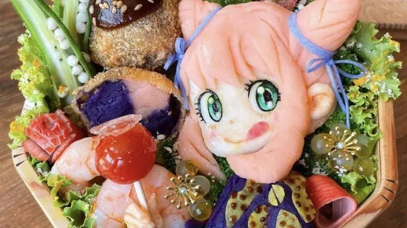 <p> Caja bento, con la forma de Anya del anime Spy X Family </p>