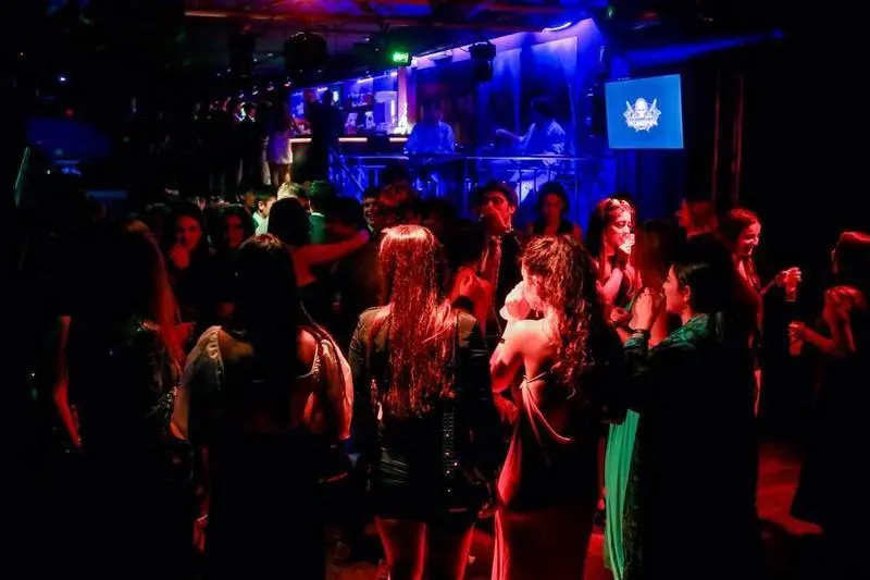<p> Varias personas en la pista de una discoteca en Madrid (Espa&ntilde;a). - Ricardo Rubio - Europa Press </p>