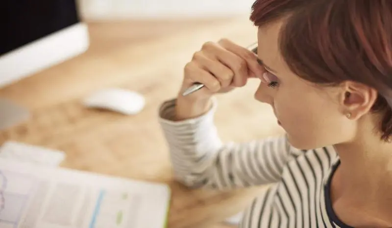 <p> Mujer sufriendo de agotamiento mental </p>