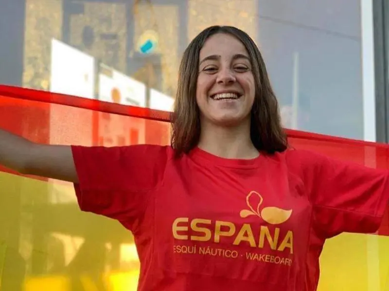<p> Telma Cester, tras proclamarse Campeona del Mundo Sub19 de Wakeskate en Argentina. Twitter </p>