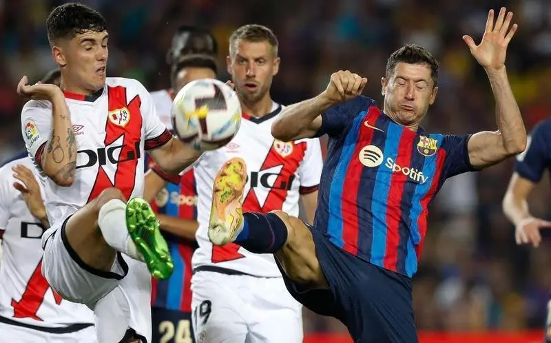 <p> Lewandowski luchando por un bal&oacute;n dividido </p>