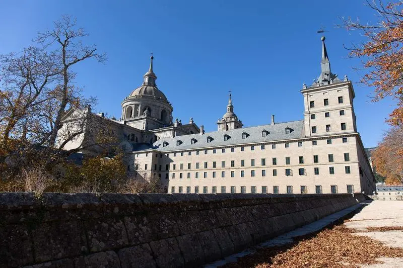 <p> Vista de la fachada del Monasterio de San Lorenzo de El Escorial </p>