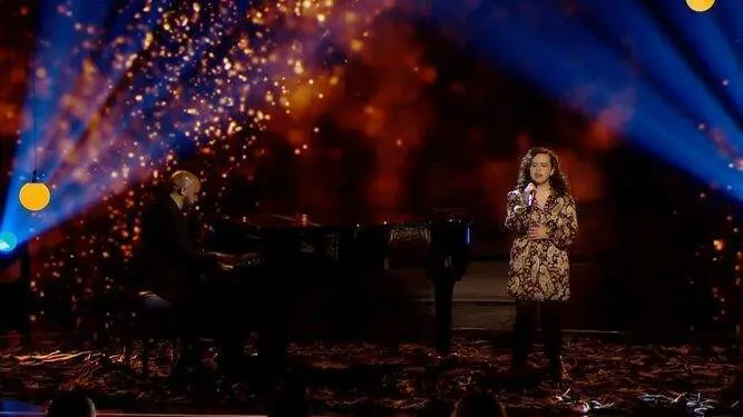 <p> Paula acompa&ntilde;ada al piano de su padre, Miguel &Aacute;ngel L&oacute;pez </p>