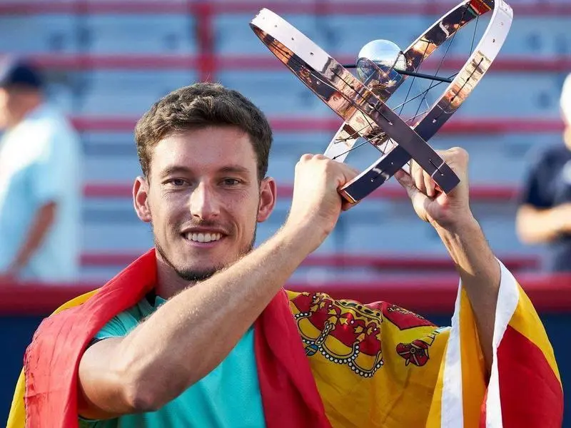 <p> Pablo Carre&ntilde;o con el trofeo del Masters 1000 de Montreal </p>