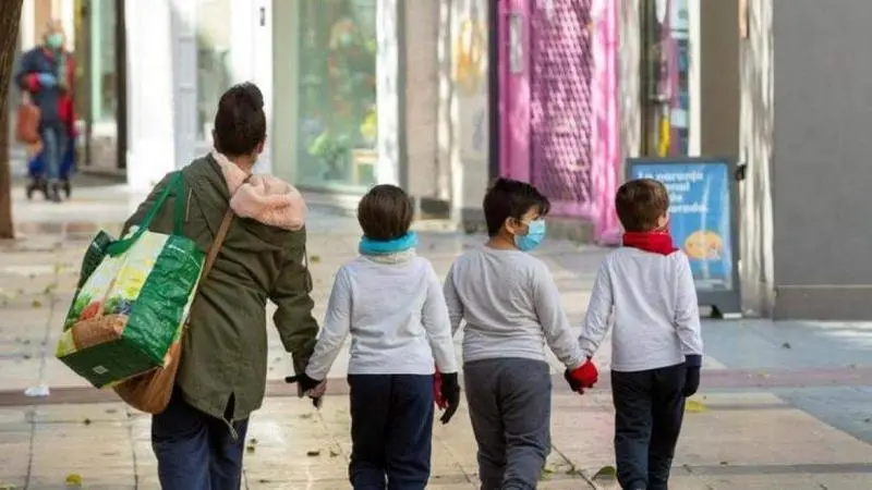 <p> Una madre con sus trs hijos </p>