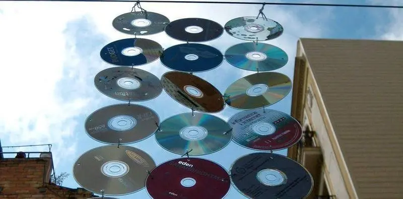 <p> CDs en una terraza </p>