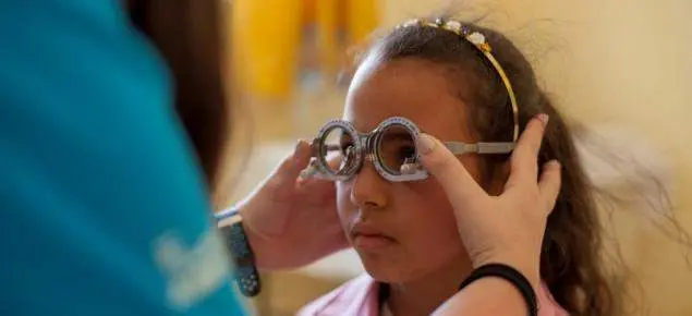 <p> &Oacute;ptica de Alain Afflelou probando la vista de una ni&ntilde;a </p>