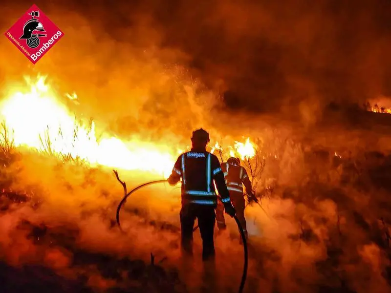 <p> Incendio de Vall d'Ebo. Twitter Consorcio de Bomberos de Alicante </p>