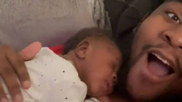 <p> Padre e hijo durante el v&iacute;deo subido a TikTok </p>