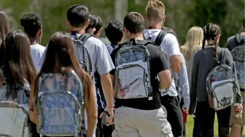 <p> Estudiantes de Dallas, Texas, utilizando mochilas transparentes </p>