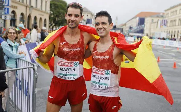 <p> &Aacute;lvaro Mart&iacute;n y Diego Garc&iacute;a Carrera celebrando tras los 20km macha en M&uacute;nich </p>
