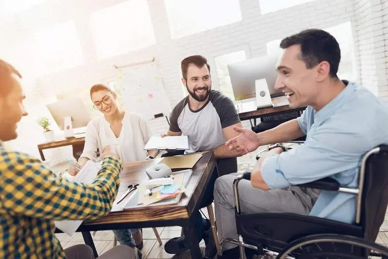 <p> Persona discapacitada en una entrevista de trabajo </p>