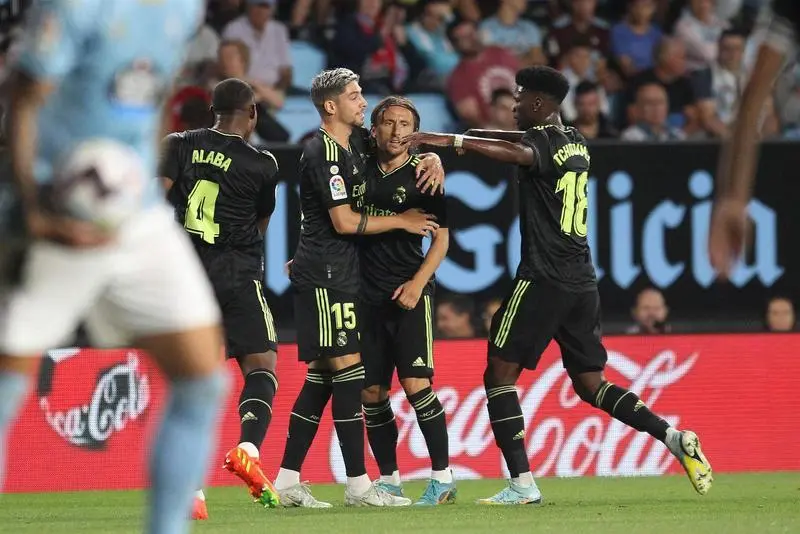 <p> Alaba, Valverde y Tchouam&eacute;ni, celebrando junto a Modric el 1-2 </p>