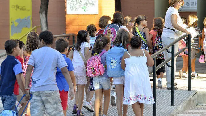 <p> Ni&ntilde;os entrando al colegio </p>