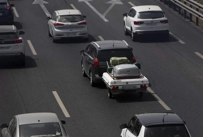 <p> Varios veh&iacute;culos circulan por la autov&iacute;a A-49 sentido a Huelva el primer d&iacute;a de la tercera operaci&oacute;n salida del verano de 2022 </p>