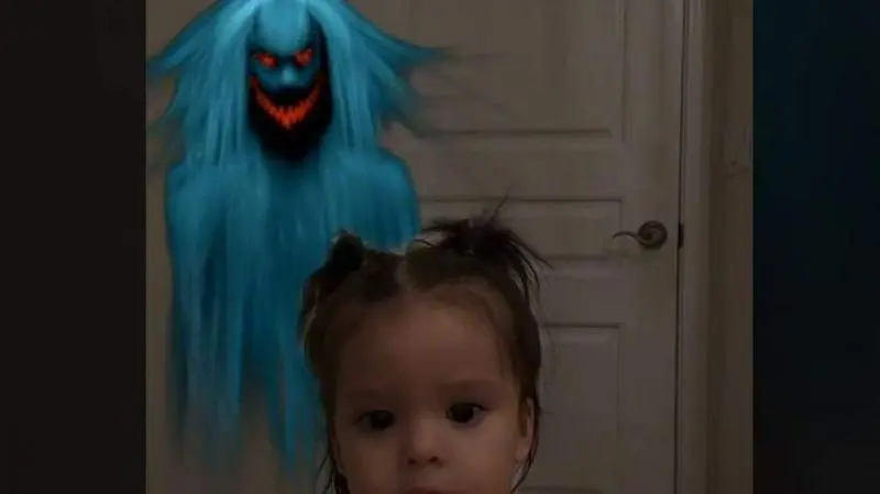 <p> Ni&ntilde;a siendo asustada por el filtro de un fantasma </p>