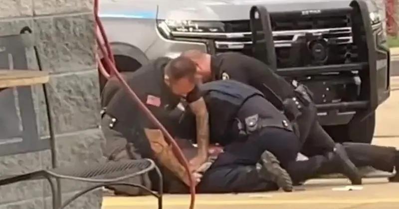 <p> Tres polic&iacute;as agreden a un detenido en Arkansas (Estados Unidos). Twitter </p>