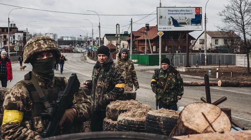 <p> Un soldado del ejercito ucraniano en un check point de la ciudad de Irpin, a 4 de marzo de 2022, en Irpin (Ucrania) - Diego Herrera - Europa Press </p>