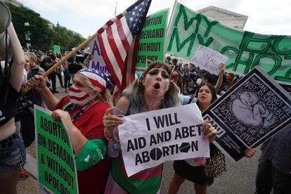 <p> Manifestantes contra la derogaci&oacute;n del aborto </p>