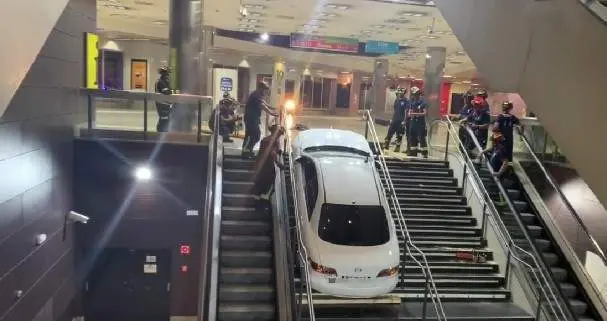 <p> Coche robado que se qued&oacute; atrapado e las escaleras de Plaza El&iacute;ptica, en Madrid </p>