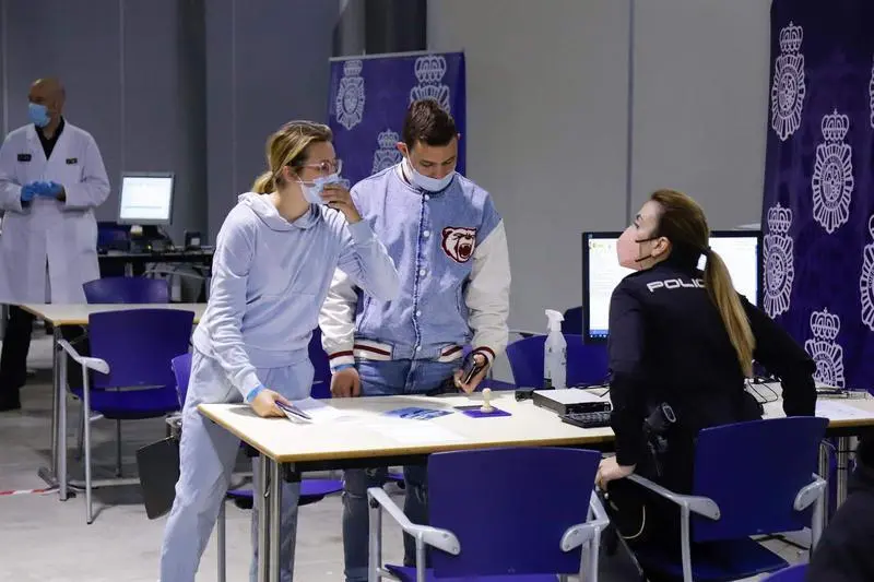 <p> Interior del centro de refugiados habilitado </p>