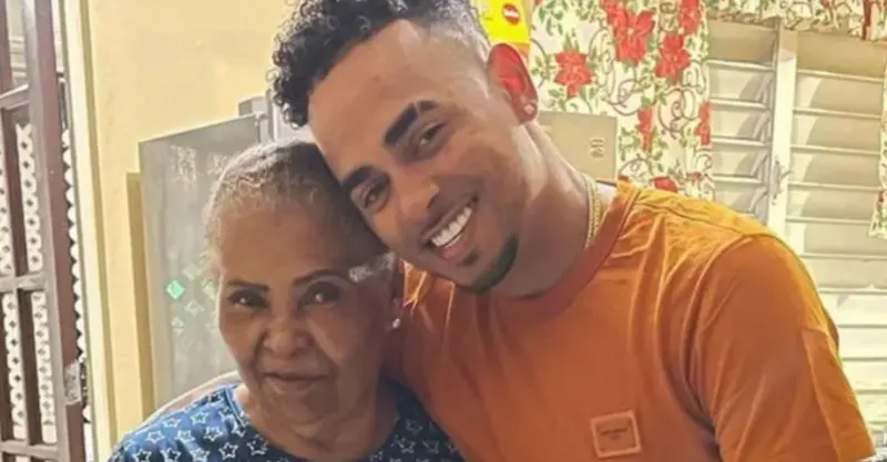 <p> Ozuna con su abuela Eneida. Fuente Twitter. </p>
