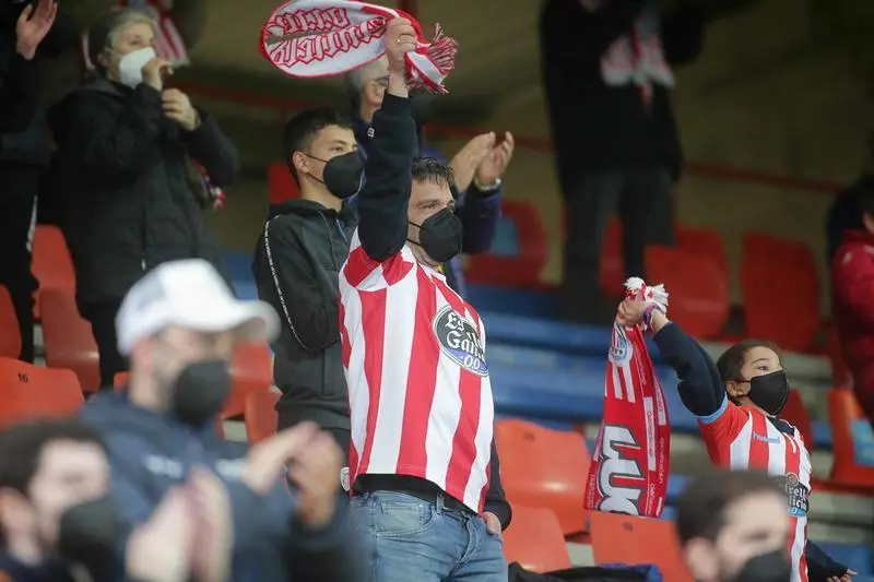 <p> Varios aficionados, en las gradas del estadio &Aacute;ngel Carro, durante un partido de Segunda Divisi&oacute;n entre el Club Deportivo Lugo y el Mirand&eacute;s, a 15 de mayo de 2021, en Lugo, Galicia (Espa&ntilde;a). - Carlos Castro - Europa Press - Archivo </p>