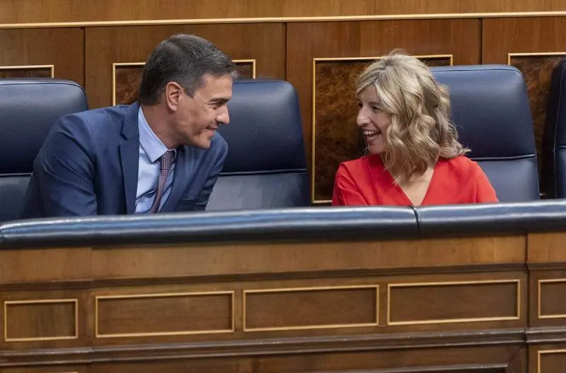 <p> El presidente del Gobierno, Pedro S&aacute;nchez, conversa con la vicepresidenta segunda y ministra de Trabajo, Yolanda D&iacute;a </p>