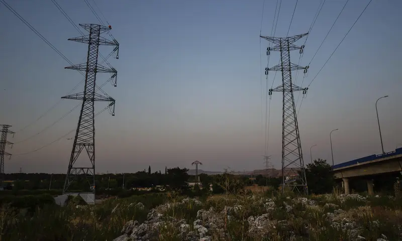 <p> Archivo - Torres de tensi&oacute;n, a 20 de julio de 2021, en Rivas-Vaciamadrid, Madrid (Espa&ntilde;a). - Alberto Ortega - Europa Press - Archivo </p>