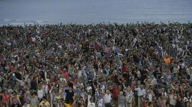 <p> Las personas consiguiendo el r&eacute;cord de personas escanciando simult&aacute;neamente sidra </p>