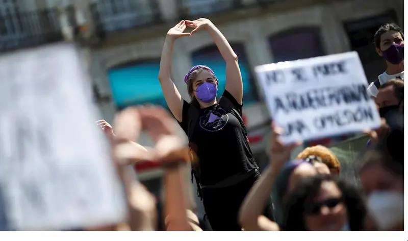 <p> Manifestante feminista </p>