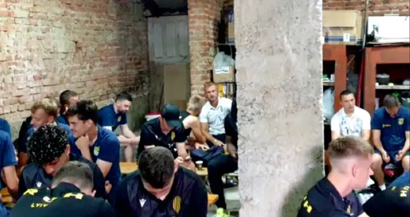 <p> Jugadores refugiados en el b&uacute;nker de Le&oacute;polis </p>