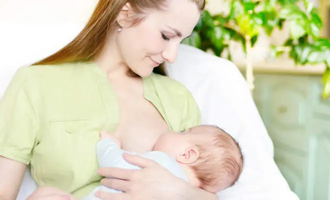 <p> Mujer dando el pecho a su beb&eacute; </p>