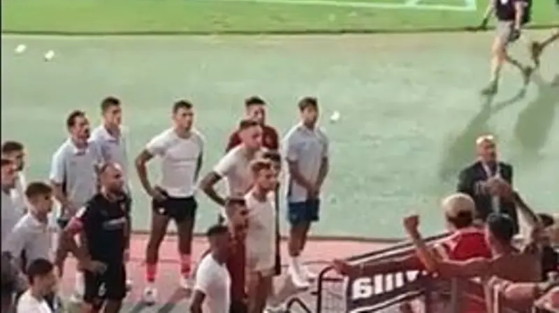 <p> Monchi obliga a los jugadores del Sevilla a pedir perd&oacute;n a la afici&oacute;n </p>