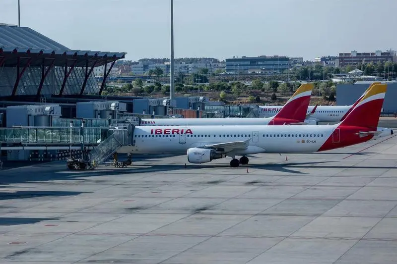 <p> Aviones de Iberia en la pista de la terminal en el d&iacute;a en que ha dado comienzo una huelga de los tripulantes de cabina de Iberia Express, en salidas de la T4 del Aeropuerto Adolfo Su&aacute;rez Madrid </p>