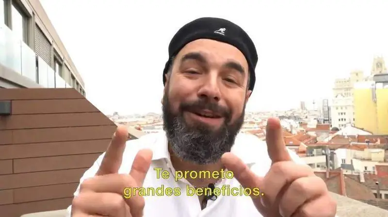 <p> Roberto Bodegas en el v&iacute;deo de Pantomima Full </p>