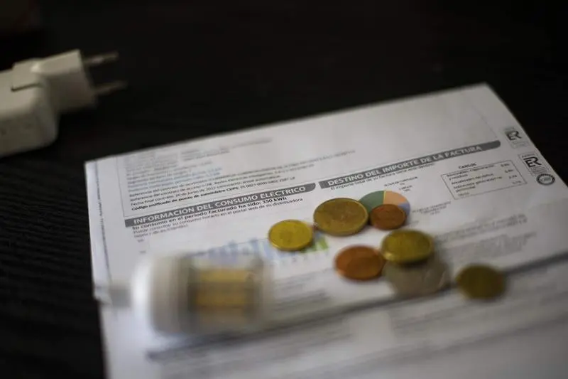 <p> Una factura del consumo de luz, a 10 de septiembre de 2021, en Madrid (Espa&ntilde;a). El precio medio diario de la electricidad en el mercado mayorista batir&aacute; un nuevo r&eacute;cord este viernes al alcanzar los 152,32 euros por megavatio hora (MWh), su mayor - Eduardo Parra - Europa Press. </p>