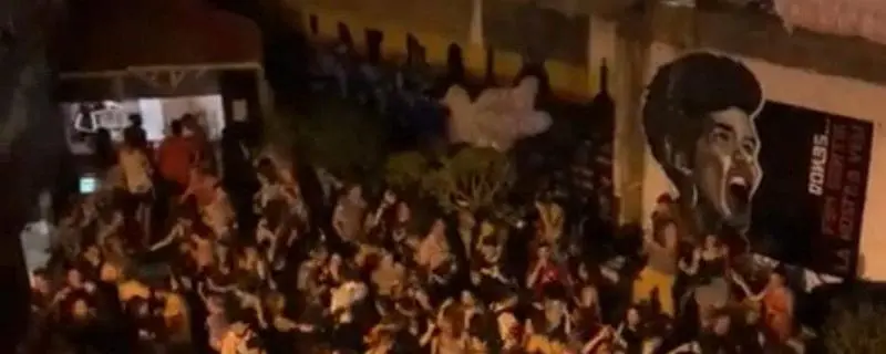 <p> Fiesta ilegal en el edificio de Can Vies de Barcelona / VALENTS - TWITTER </p>